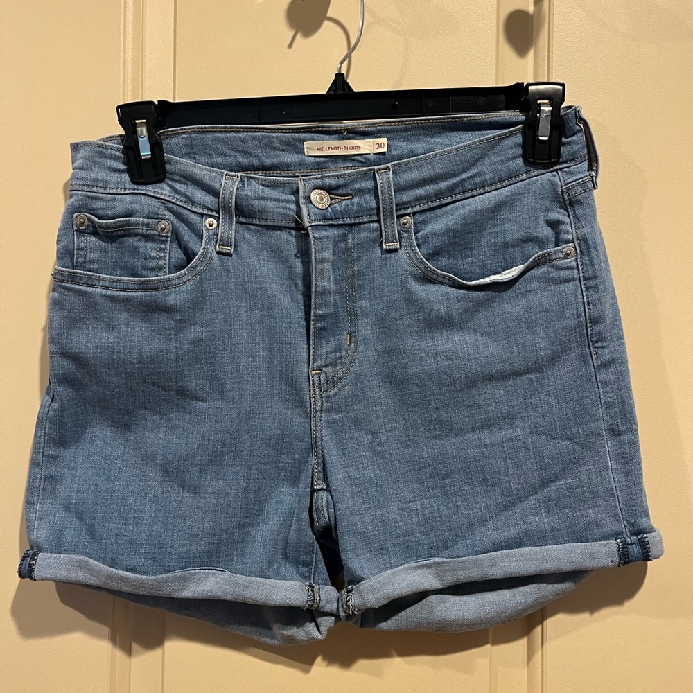 💙 Levi’s mid length shorts. Size 29. EUC. Worn maybe twice. 4.5 inch inseam. 💙